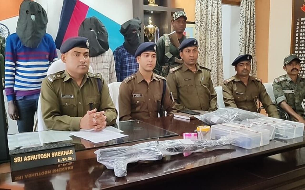 झारखंड : पुलिस मुठभेड़ में शामिल पीएलएफआई के 3 नक्सली हथियार के साथ अरेस्ट
