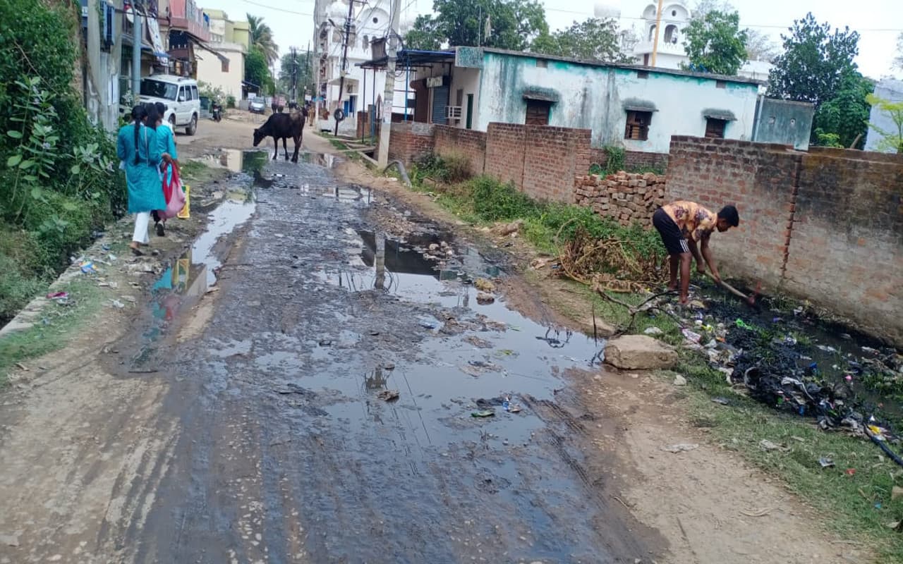 common man issues: चाईबासा के इस इलाके में आना है तो कचरे और नाली के पानी से होगा सामना, लोग परेशान