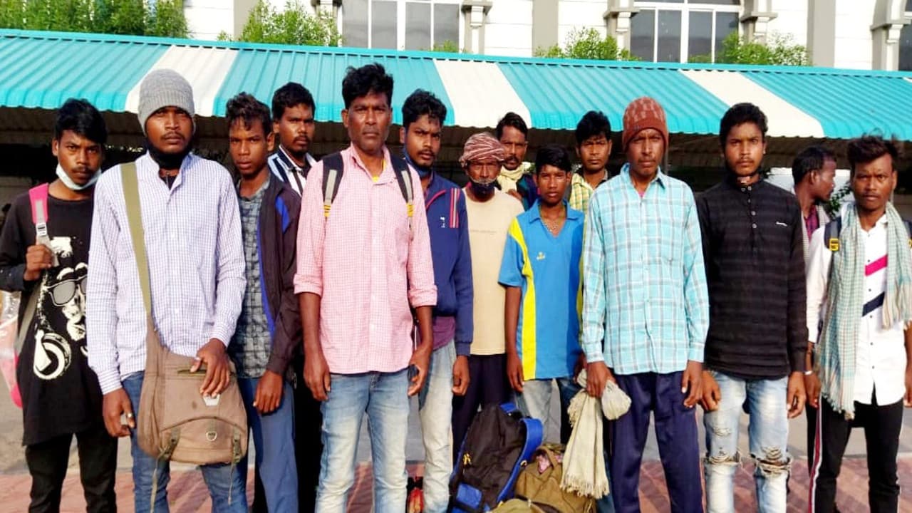 CM हेमंत सोरेन की पहल पर आंध्र प्रदेश में बंधक बने चाईबासा के 16 मजदूरों की रिहाई, सकुशल हो रही घर वापसी