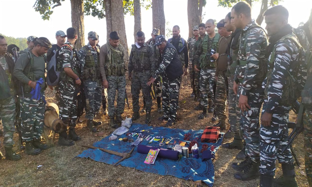 Jharkhand Crime News : गुमला के चैनपुर में पुलिस और नक्सली के बीच मुठभेड़, मिनी कैंप ध्वस्त, 3 आईईडी बम बरामद