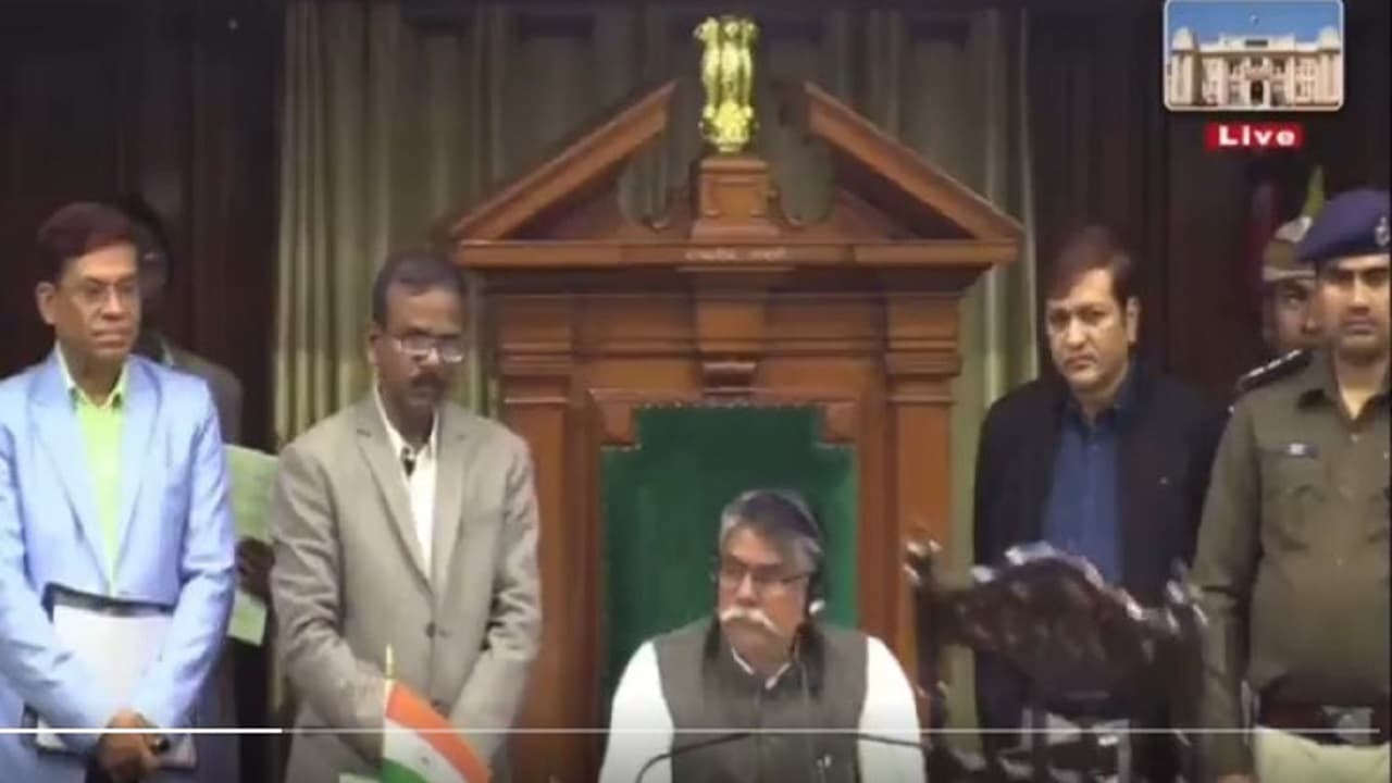 Video: बिहार विधानसभा में उछली कुर्सी, बीजेपी विधायक ने वेल में अध्यक्ष को भी दिखाया चेयर, देखें वीडियो