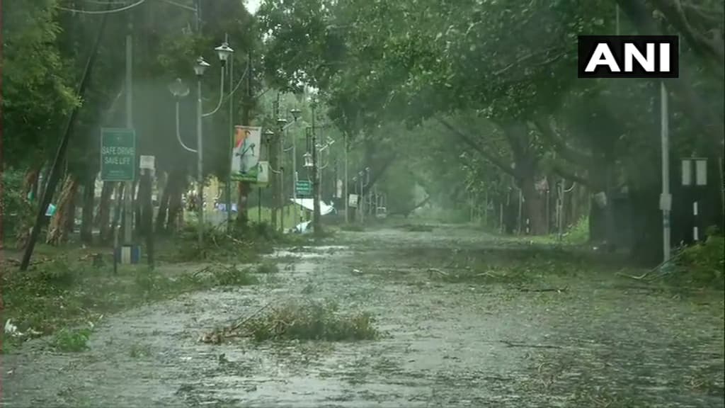 चक्रवाती तूफान ‘अम्फान’ ने कैसे मचायी तबाही, तस्वीरों के माध्यम से देखे इसका भयानक मंजर