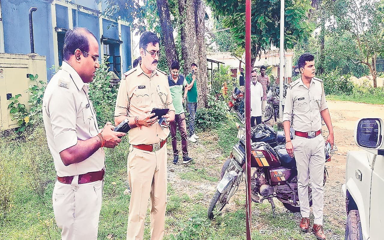 UP से छुट्टी मनाकर Jharkhand में ड्यूटी पर लौटे CRPF जवान ने सर्विस गन से खुद को मारी गोली, हुई मौत