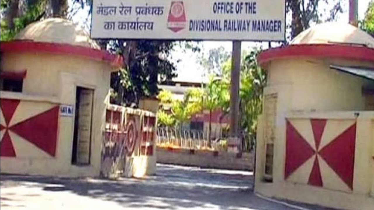 Indian Railways News: चक्रधरपुर रेल मंडल में पोस्ट सरेंडर से खत्म हुए 5000 से अधिक Jobs, जानें पूरा मामला