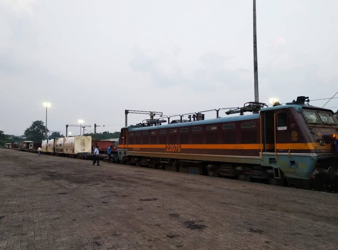 IRCTC/Indian Railways News : चक्रवाती तूफान यास के बावजूद चक्रधरपुर रेल मंडल ने देश के कई राज्यों को भेजी 110 से अधिक ऑक्सीजन एक्सप्रेस ट्रेनें