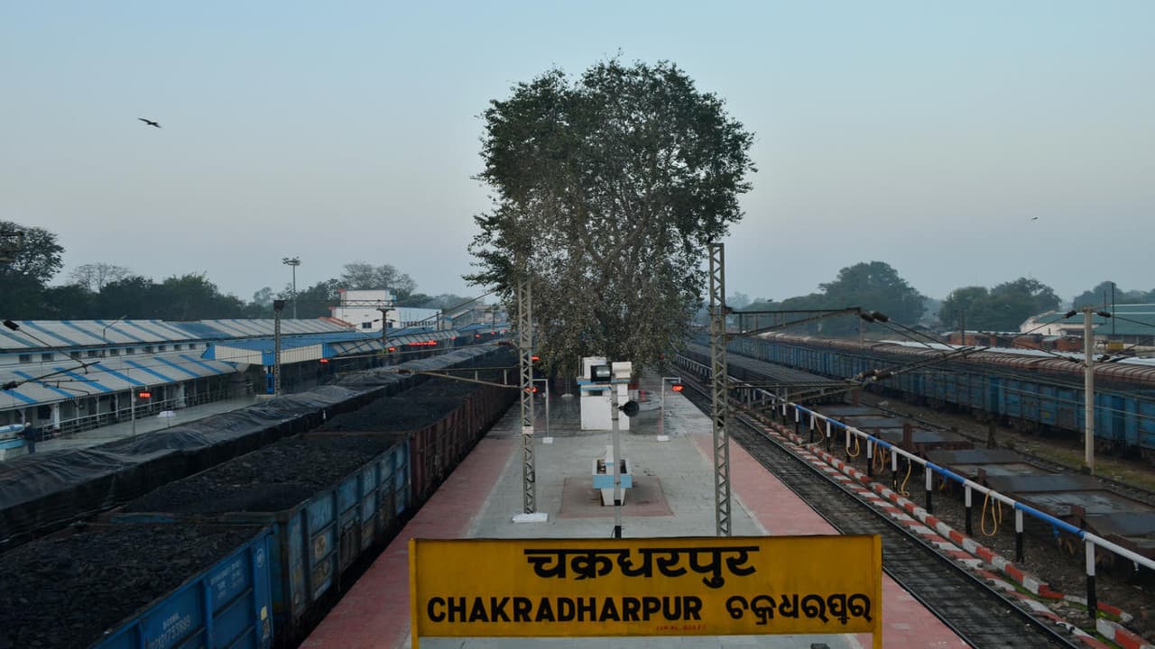 Railways News: चक्रधरपुर रेल मंडल के टंगरमुंडा से बमड़आ के बीच 12 जनवरी तक NI वर्क,कई ट्रेनें रहेंगी रद्द