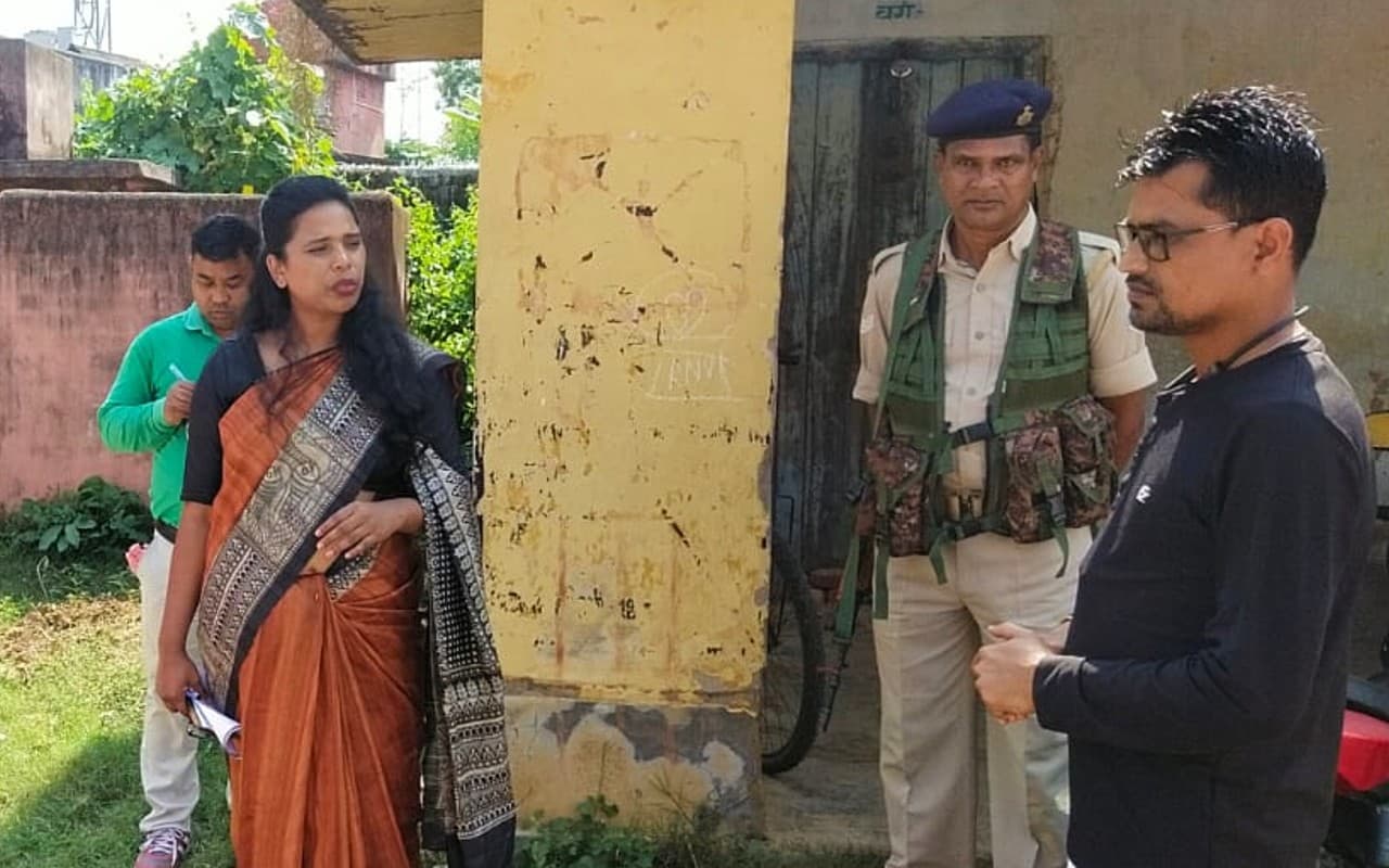 Jharkhand News: चक्रधरपुर की नयी एसडीओ ने शिक्षकों को लगायी फटकार, विद्यार्थियों से की पूछताछ