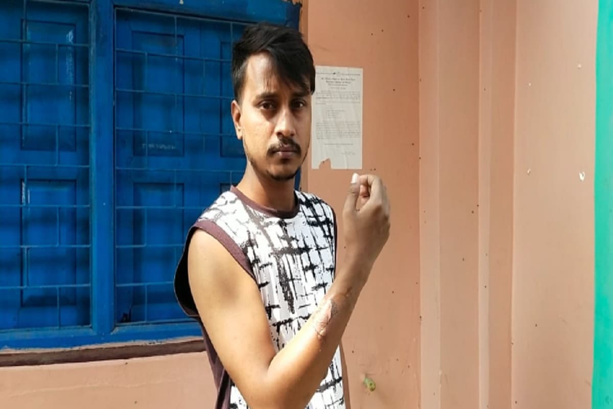 Jharkhand: चक्रधरपुर में विदेशी शराब दुकान के सेल्समैन को दो युवकों ने लगायी आग, सहयोगियों ने बचाई जान