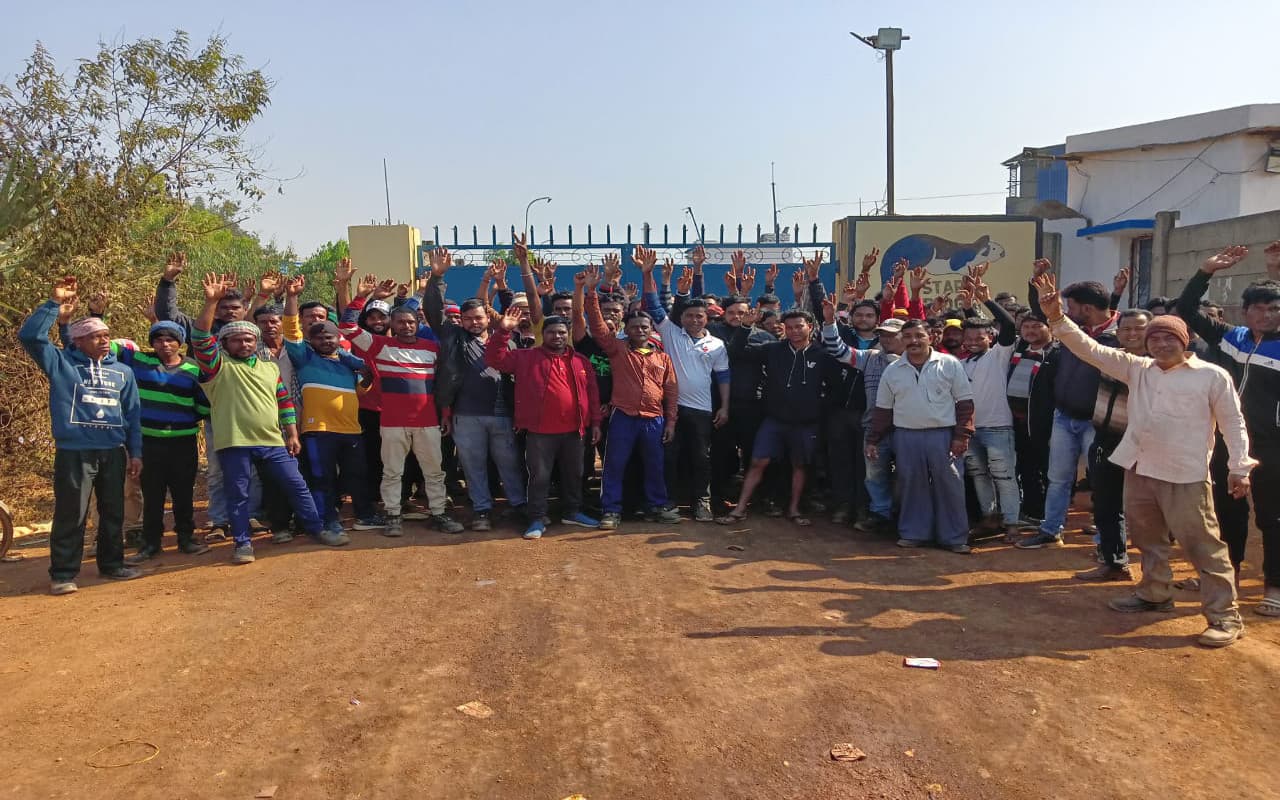 Jharkhand News: चाकुलिया में पेपर मिल के मजदूरों को खाने के लिए नहीं जाने दिया गया बाहर, विरोध में किया हड़ताल