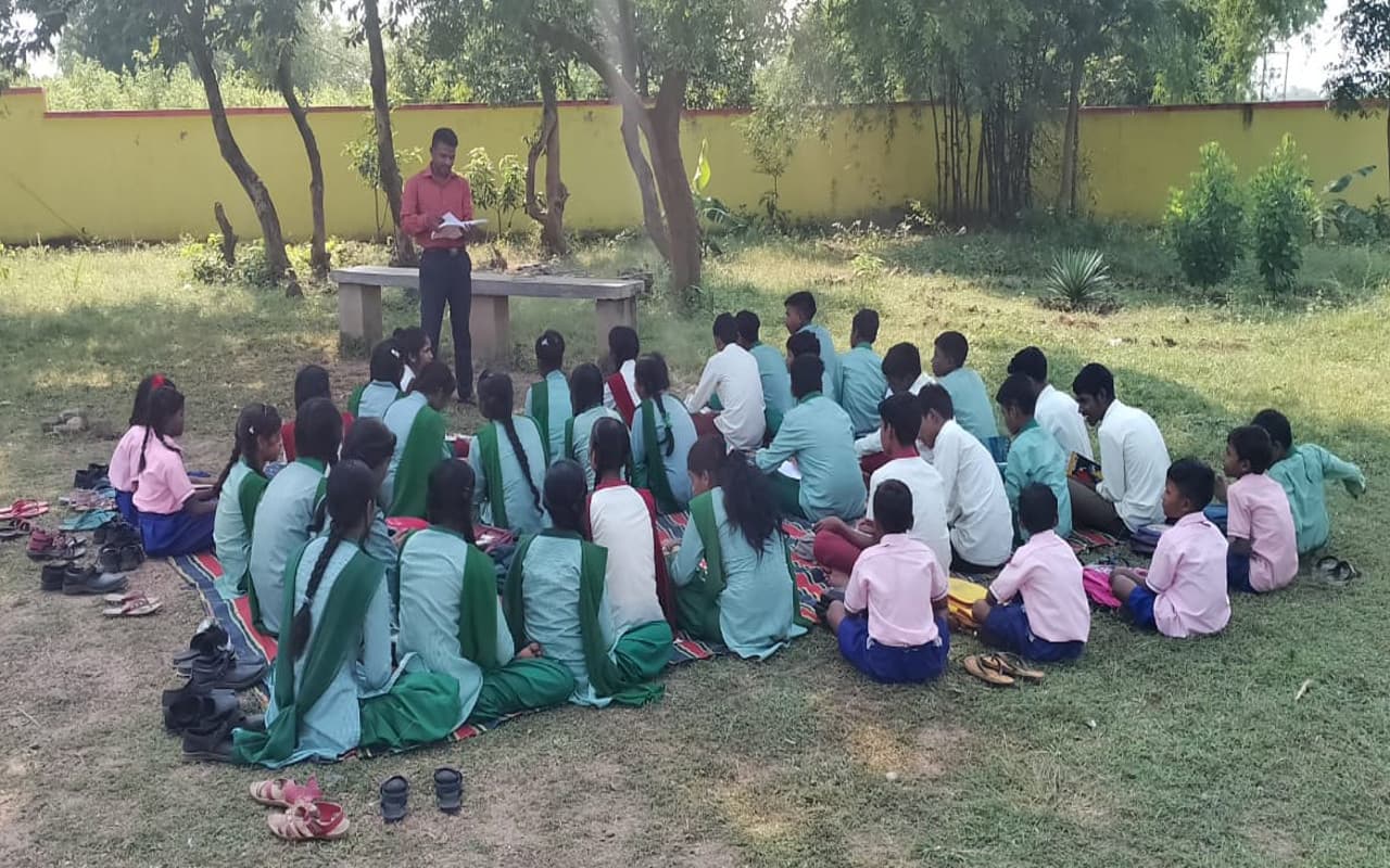 झारखंड के इस स्कूल में पढ़ने से कतराते हैं बच्चे, खुले आसमान में पढ़ने को विवश, जानें कारण