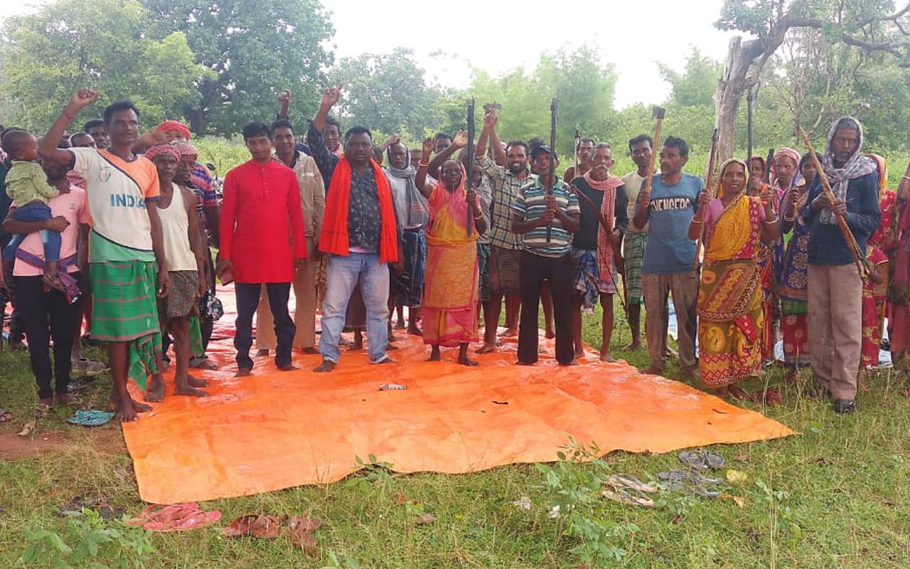 झारखंड के इस गांव में जमीन माफिया की नो एंट्री, पारंपरिक हथियार से लैस ग्रामीणों ने सुनाया फैसला