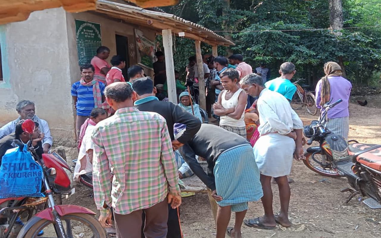 पूर्वी सिंहभूम के ग्रामीण क्षेत्र में नेटवर्क की मारामारी,राशन के लिए घंटों इंतजार में खड़े हैं कार्डधारी