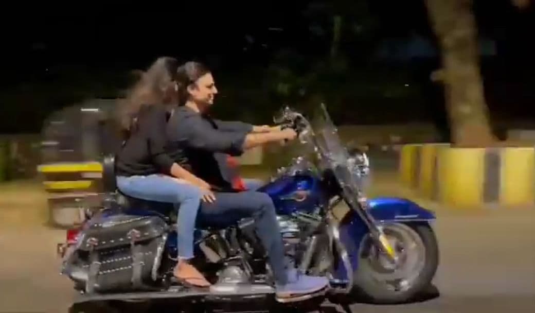 VIDEO : बिना हेलमेट के विवेक ओबराय को पत्नी संग घूमना पड़ा महंगा, देना पड़ा जुर्माना