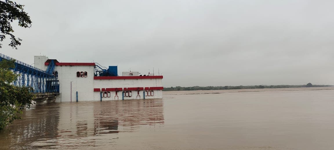 Agra News: ताजनगरी में तेजी से बढ़ रहा चंबल नदी का जलस्तर, किनारे बसे गांवों में पहुंचा पानी