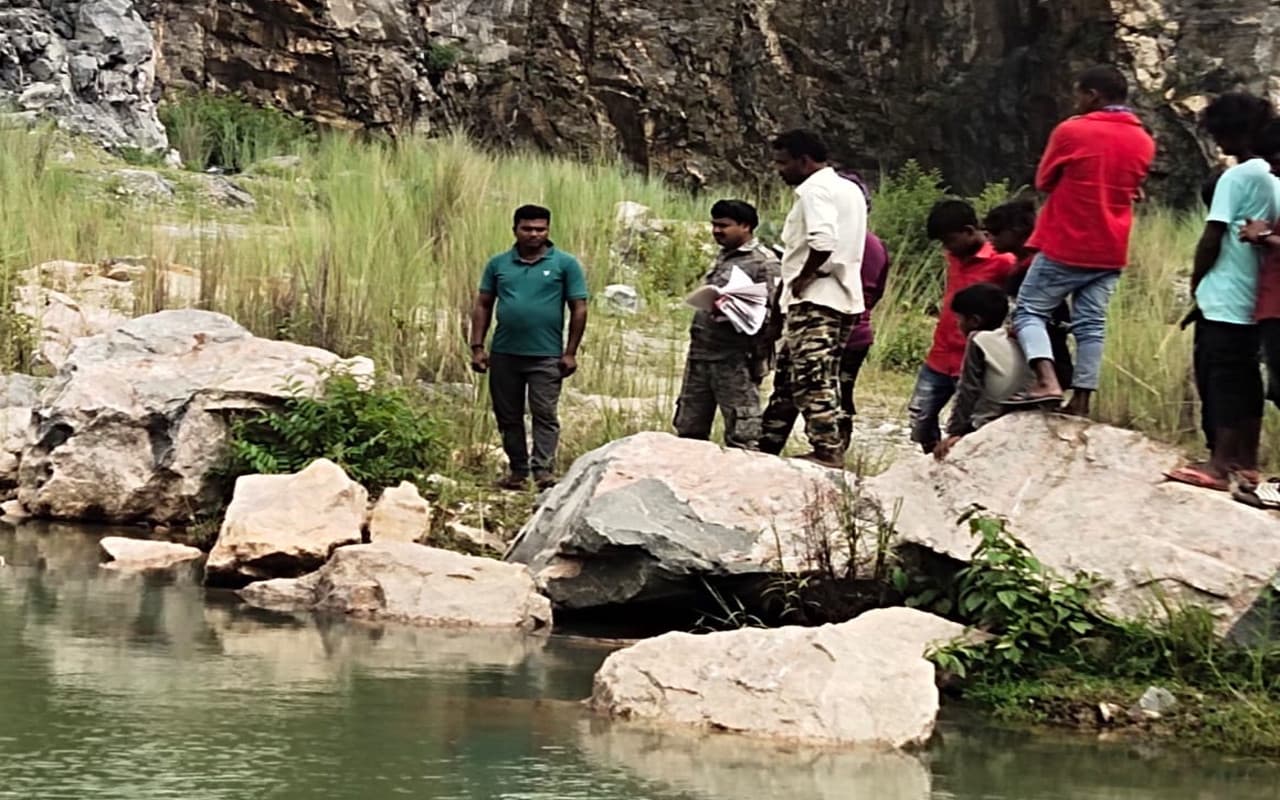 झारखंड : हजारीबाग के चमेली झरने से 36 घंटे में तीन शव बरामद, नहीं हो सकी पहचान, जांच में जुटी पुलिस झारखंड : हजारीबाग के चमेली झरने से 36 घंटे में तीन शव बरामद, नहीं हो सकी पहचान, जांच में जुटी पुलिस