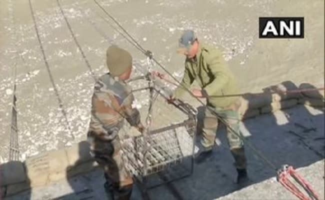 Rescue Operation In Chamoli : भारतीय सेना ने तैयार किया ट्राली पुल, गांव में फंसे लोगों की शुरू हुई आवाजाही