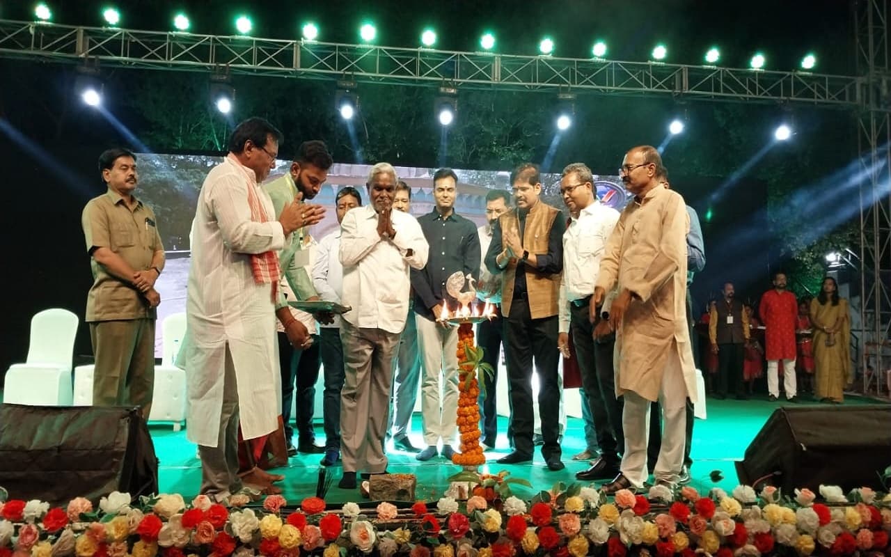 चैत्र पर्व के रंगारंग आगाज पर बोले मंत्री चंपई सोरेन, सांस्कृतिक पर्यटन स्थल के रूप में विकसित होगा सरायकेला