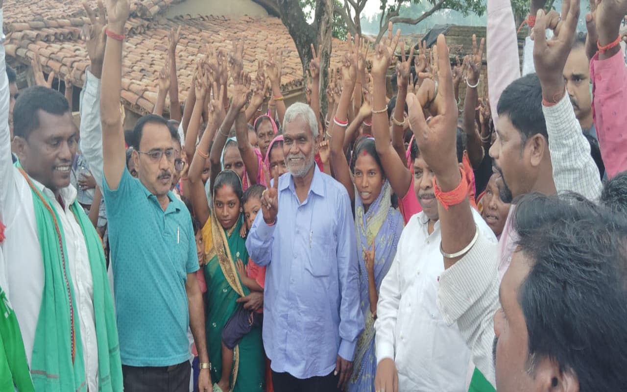 डुमरी उपचुनाव :मंत्री चंपई सोरेन व पूर्व विधायक ममता देवी का जनसंपर्क अभियान,बेबी देवी के पक्ष में वोट की अपील