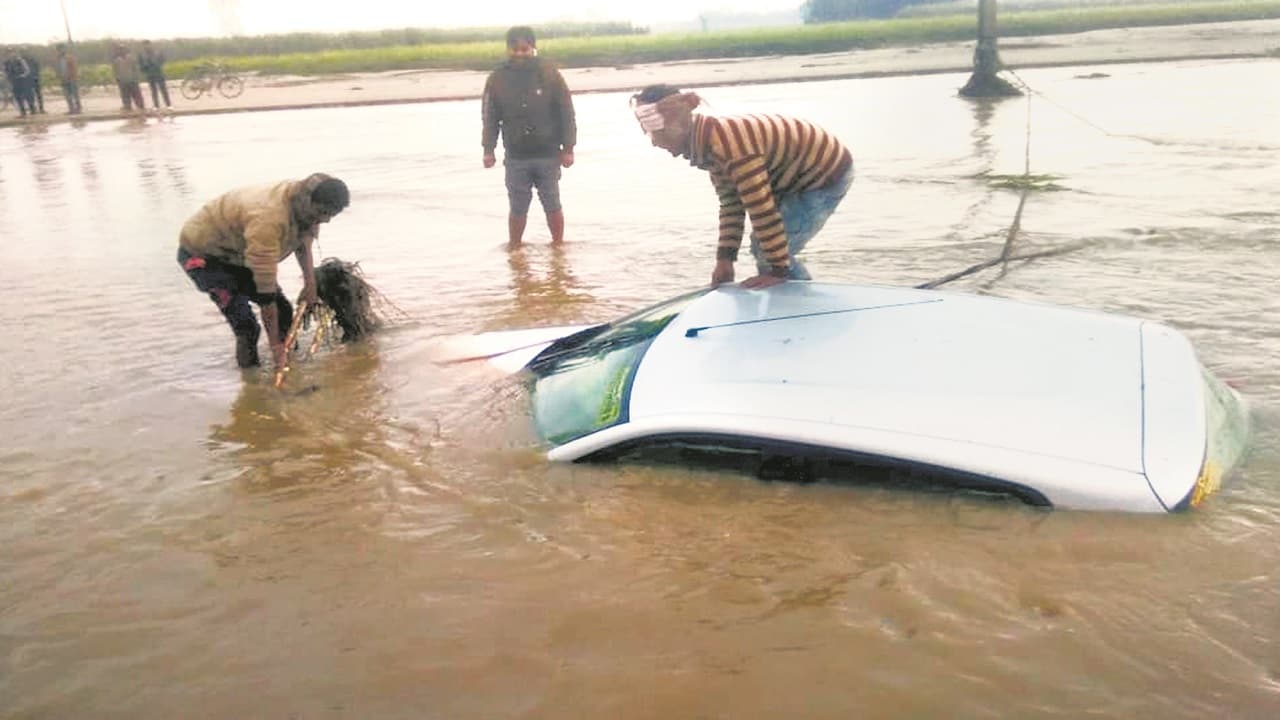 Bihar News: मरीज को लेकर जा रही कार नदी में डूबने लगी तो दौड़े ग्रामीण, सूझबूझ से पांच लोगों को बचाया