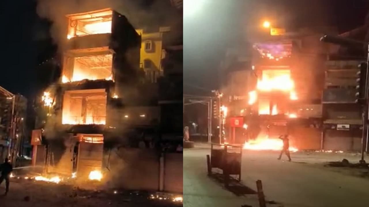 Bihar: भागलपुर के खलीफाबाग चौक पर लगी भीषण आग, उद्घाटन के कुछ ही दिन बाद रेस्टोरेंट जलकर खाक