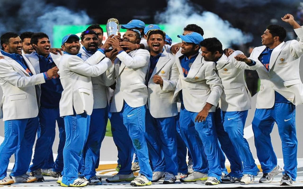 PHOTOS: 10 साल पहले आज ही के दिन धोनी ने रचा था इतिहास, इंग्लैंड को हराकर भारत ने जीता  था चैंपियंस ट्रॉफी