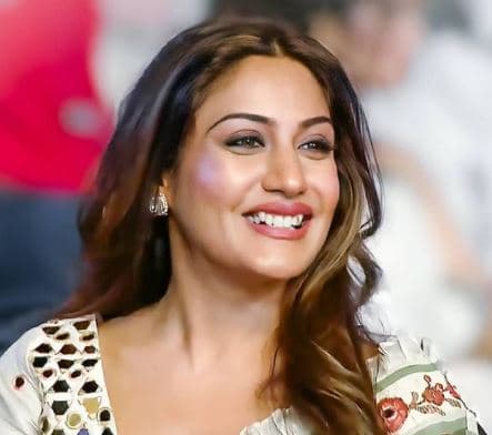 सुरभि चंदना का ट्रांसपेरेंट ड्रेस के बाद ग्लैमरस आउटफिट में बोल्ड अंदाज, 'नागिन' एक्ट्रेस की अदाओं पर फैंस हुए फिदा