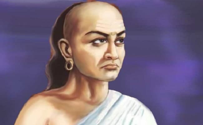 Chanakya Niti : खास दोस्तों से भी इन बातों में 
रहें सतर्क, बढ़ सकती है आपकी मुश्किलें