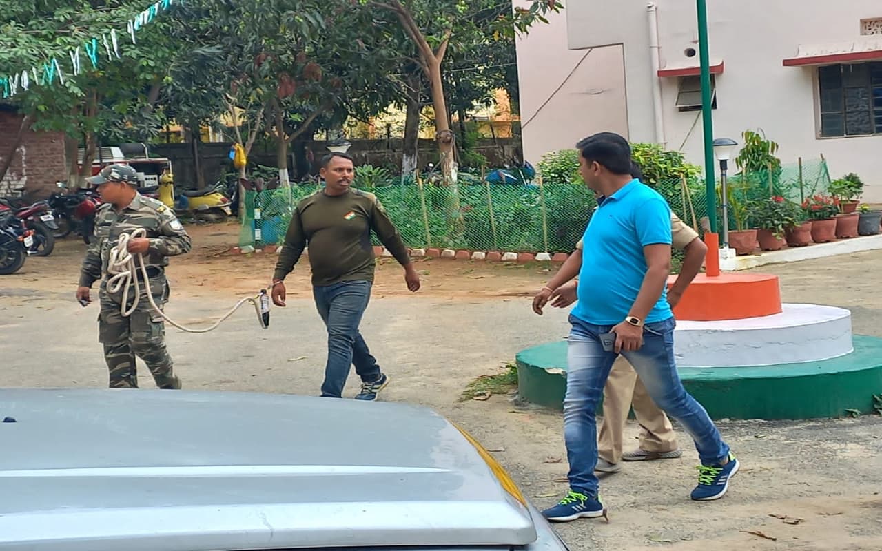 झारखंड : रांची में फर्जी डीटीओ बनकर वाहनों से वसूली करते माओवादी समर्थक के बेटे सहित 2 गिरफ्तार