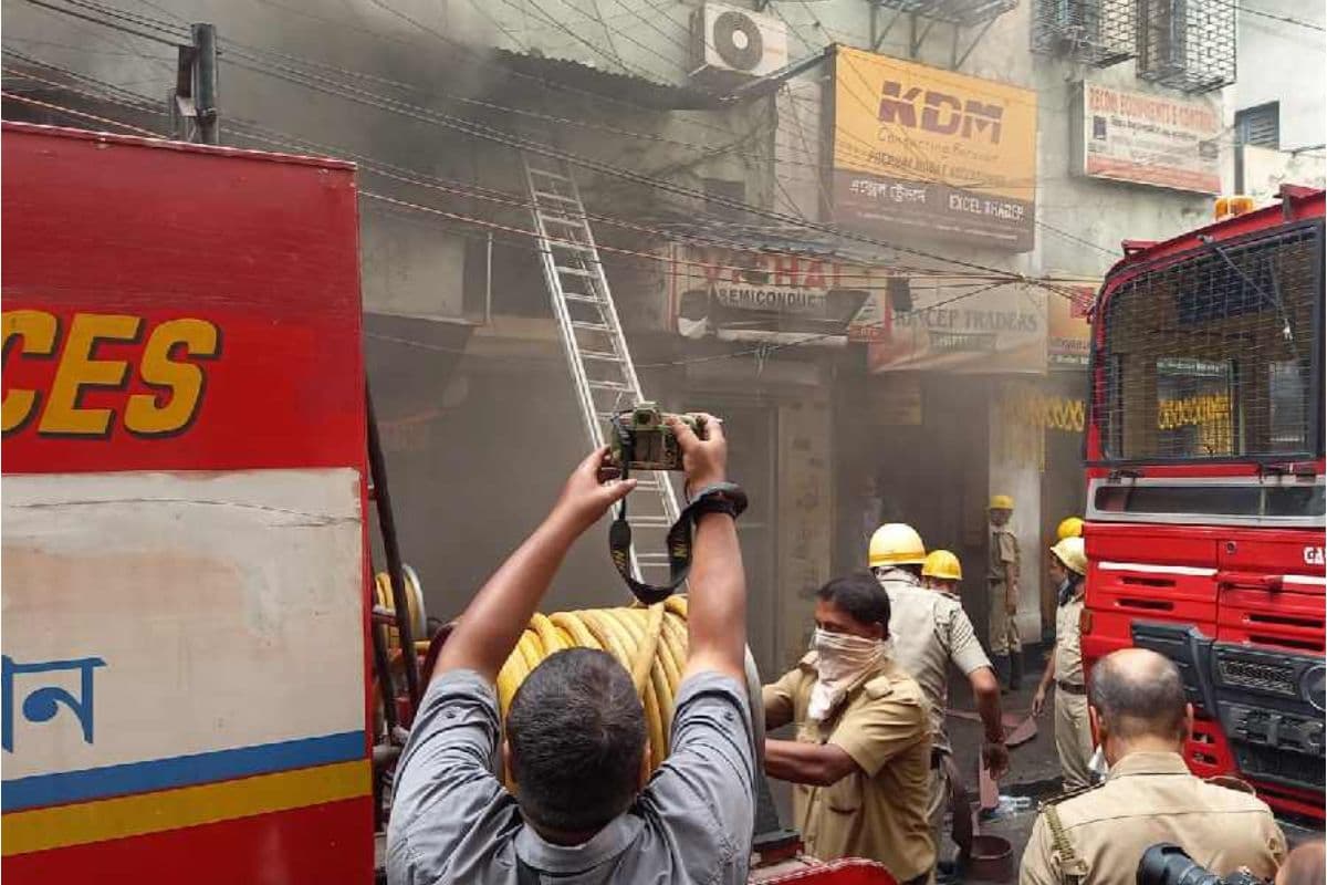 कोलकाता के चांदनी में मार्केट कॉम्प्लेक्स इलाके में बहुमंजिला इमारत में लगी भीषण आग, मौके पर पहुंची 5 दमकल