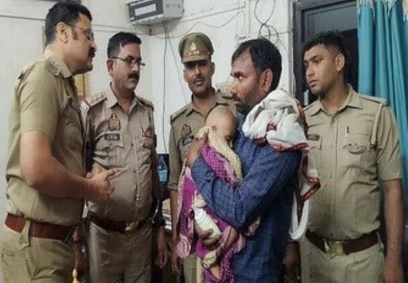 चंदौली: तीन बच्चों को लेकर ट्रेन के आगे कूदी मां, मंजर देखकर लोग सहमे, इस हालत में मिला आठ माह का नवजात