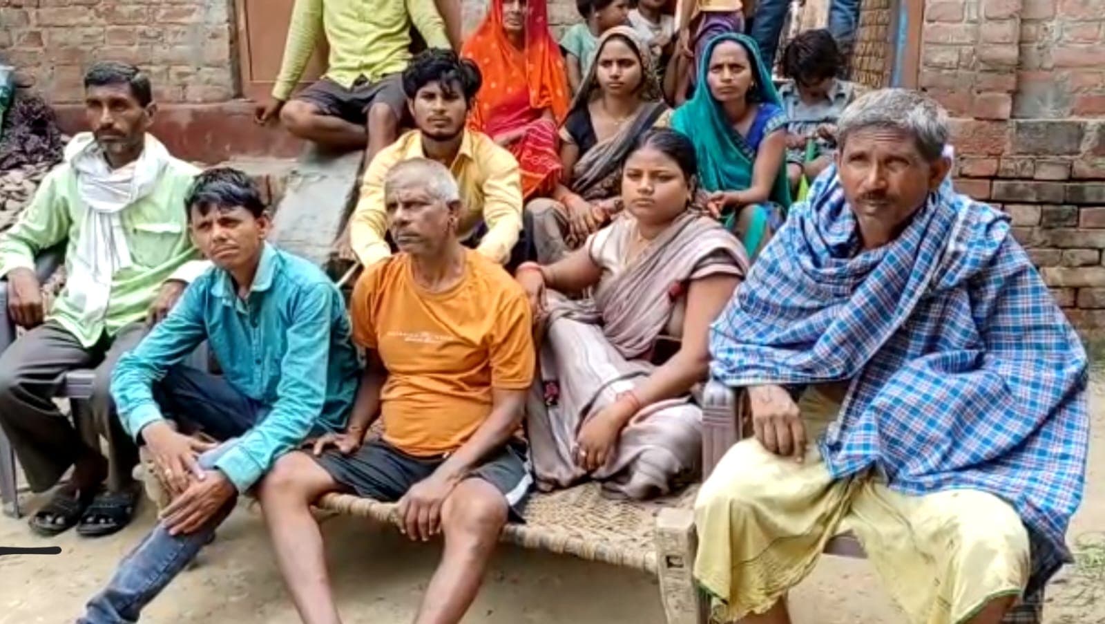 UP News: चंदौली में 16 साल बाद शख्स लौटा अपने घर, परिजनों ने मृत मानकर कर दिया था अंतिम संस्कार