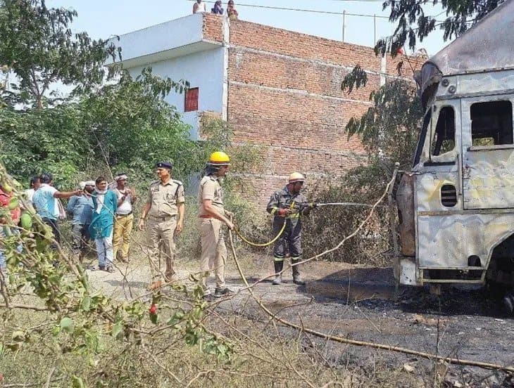 चंदौली में हाईटेंशन लाइन की चपेट में आकर कंटेनर में लगी आग, बुलेट सवार दो युवक जिंदा जले, जानें पूरा मामला