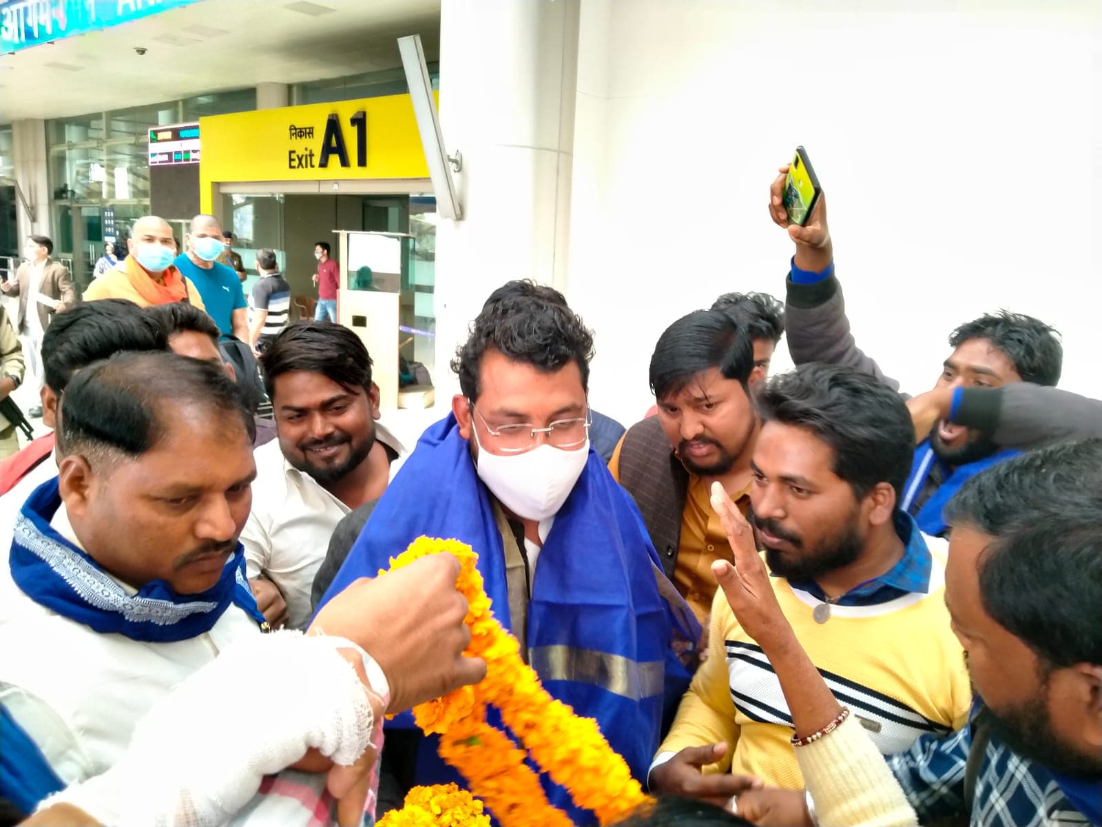 UP Chunav 2022: दिग्गज नेताओं ने संत रविदास मंदिर में टेका मत्था, चुनावी मौसम में गुलजार है मंदिर