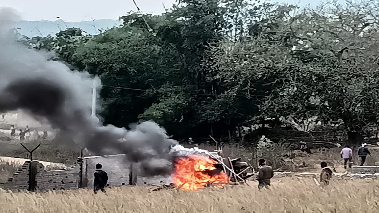 एकलव्य मॉडल आवासीय विद्यालय : भीड़ उत्पात मचाती रही, पुलिसकर्मियों के साथ खलारी डीएसपी मूकदर्शक बने रहे