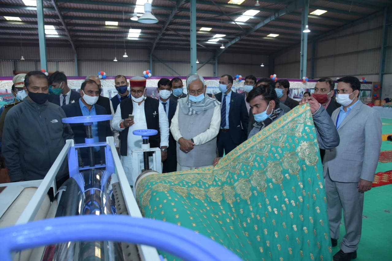 कोरोना काल में मजदूर से उद्यमी बने युवाओं का काम देख सीएम नीतीश गदगद, बोले- हर संभव सुविधा देंगे