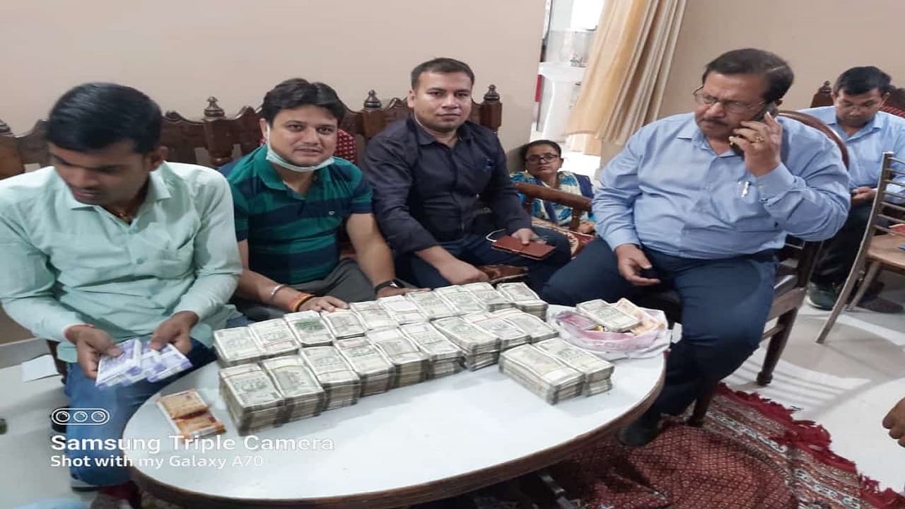 पटना में जल संसाधन विभाग के इंजीनियर के ठिकाने पर निगरानी की रेड, 50 लाख से अधिक कैश बरामद