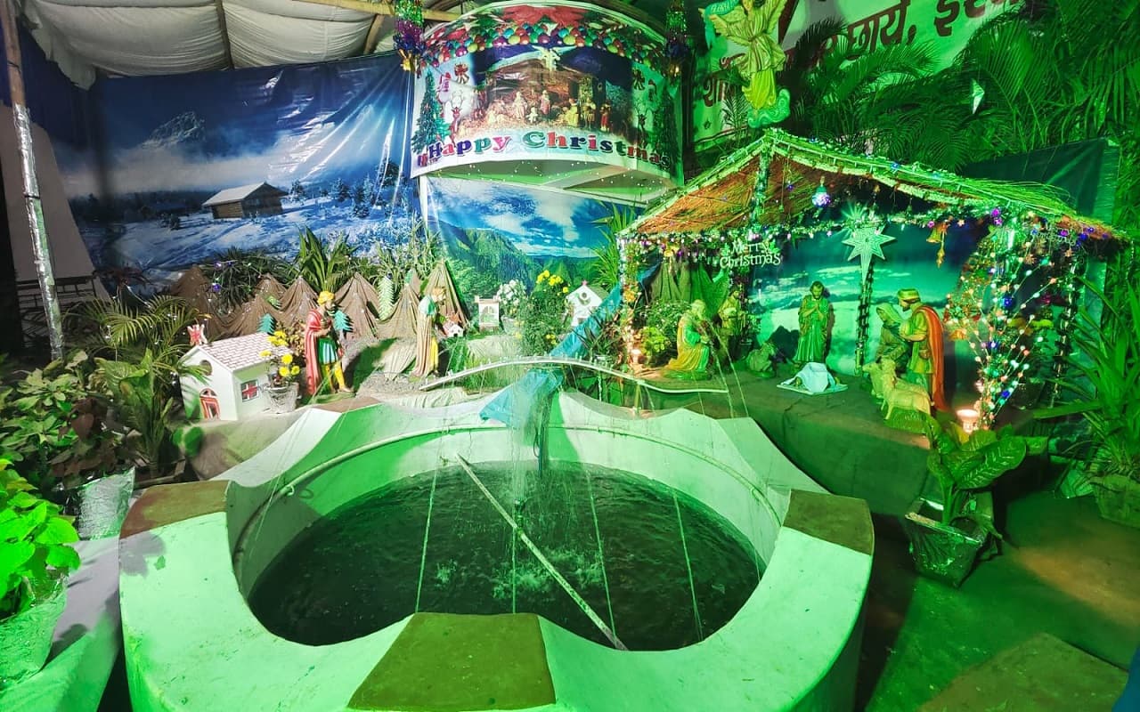 Christmas 2022: पलामू के गिरजाघरों की बढ़ी रौनक, क्रिसमस के रंग में रंगे मसीही विश्वासी, देखें PICS