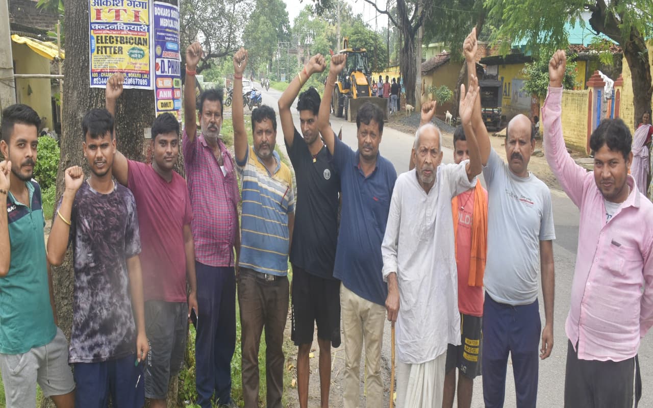 झारखंड : बोकारो के चास में सड़क किनारे लगे सूखे पेड़ दे रहे दुर्घटना को आमंत्रण, नहीं ले रहा कोई सुध