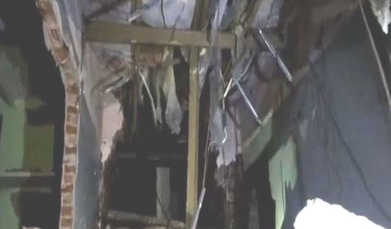 Agra News: Birthday Party के दौरान भरभराकर गिरी छत, 2 की मौत और 15 घायल Agra News: Birthday Party के दौरान भरभराकर गिरी छत, 2 की मौत और 15 घायल