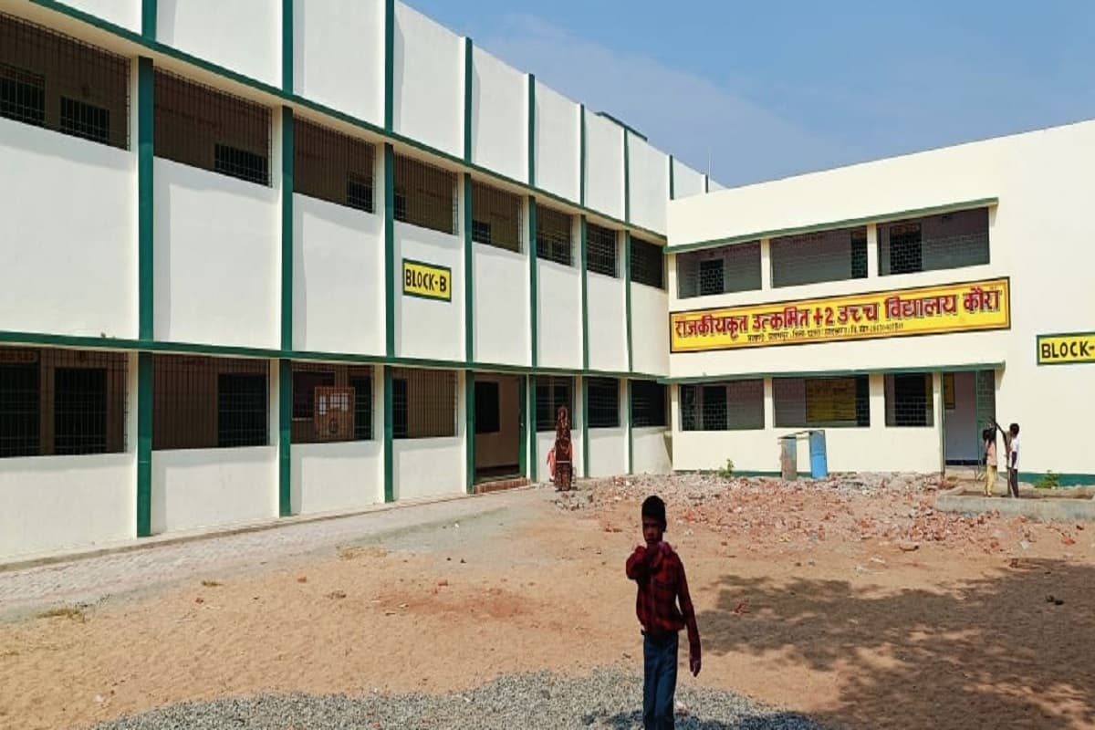 चतरा में शिक्षा व्यवस्था बदहाल, बिना शिक्षक के इंटर के तीनों संकाय हो रही हैं संचालित