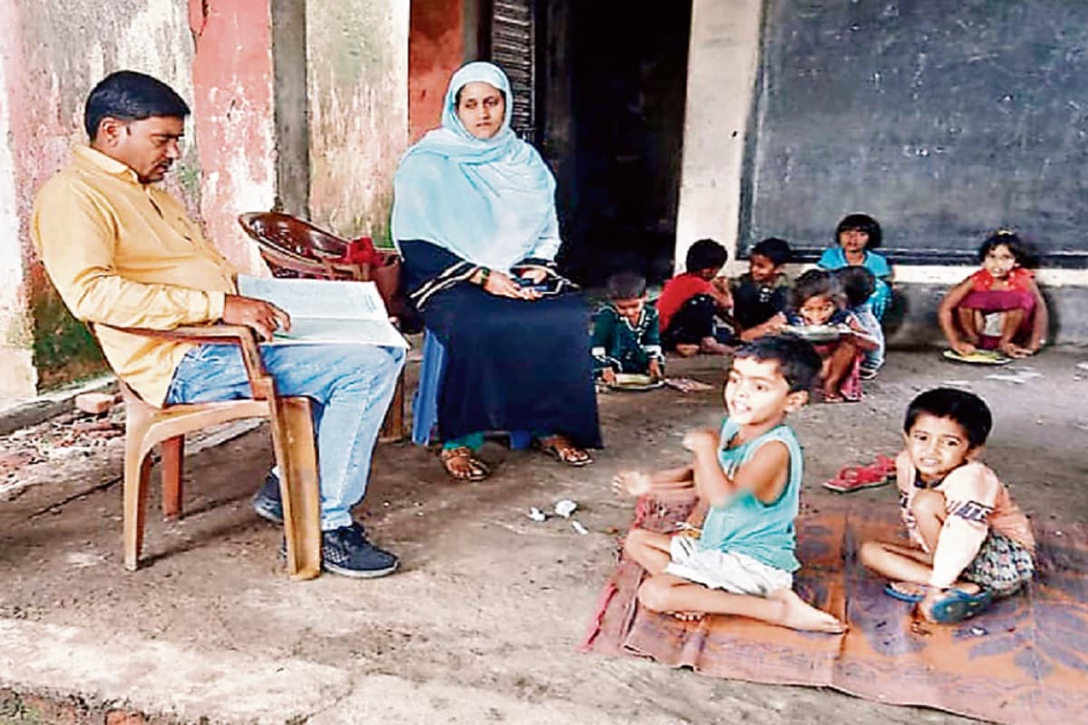 Chatra News: बारिश में घर ध्वस्त, दूसरे के घर में रहने को विवश परिवार के सदस्य