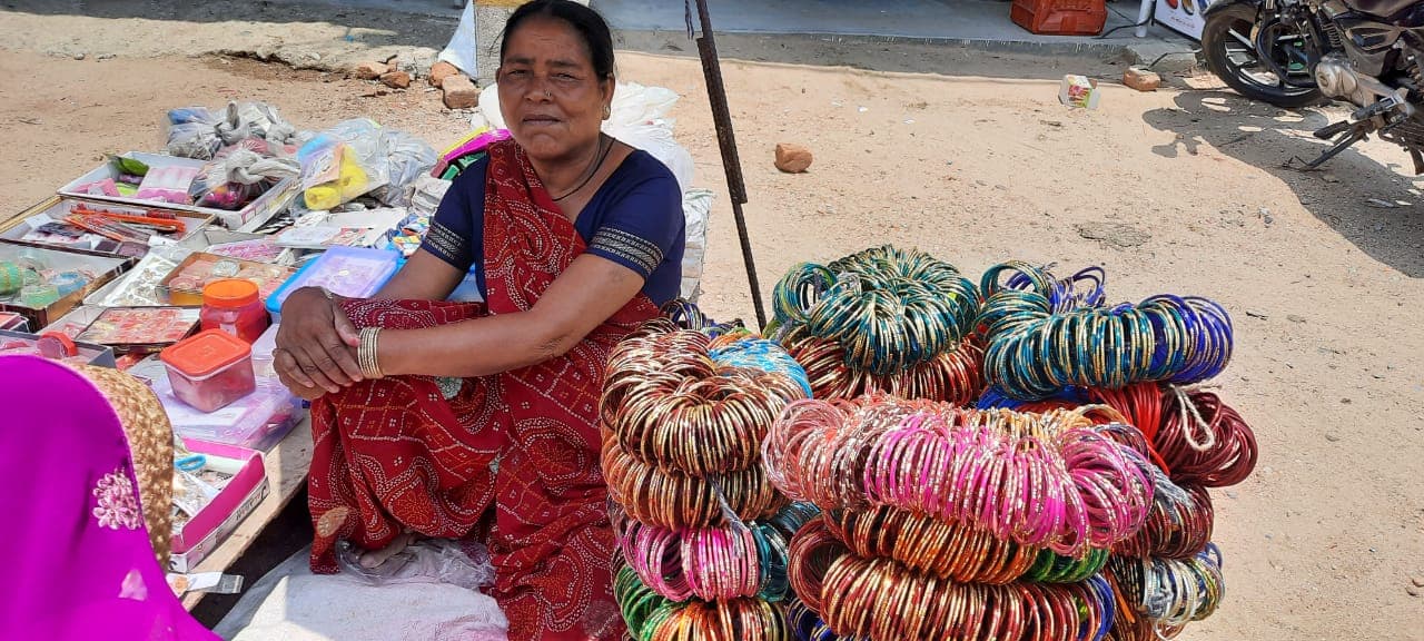 Mini Lockdown In Jharkhand : Lockdown में चुड़ीहारों की चूड़ी की चमक पड़ी फीकी, कोरोना ने बढ़ायी आर्थिक परेशानी, पढ़िए क्या है चुड़ीहारों का दर्द