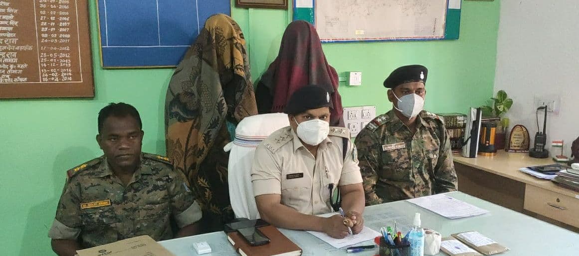 झारखंड में बड़ी घटना को अंजाम देने की फिराक में थे अपराधी, देसी बम व मोबाइल के साथ दो अपराधी गिरफ्तार