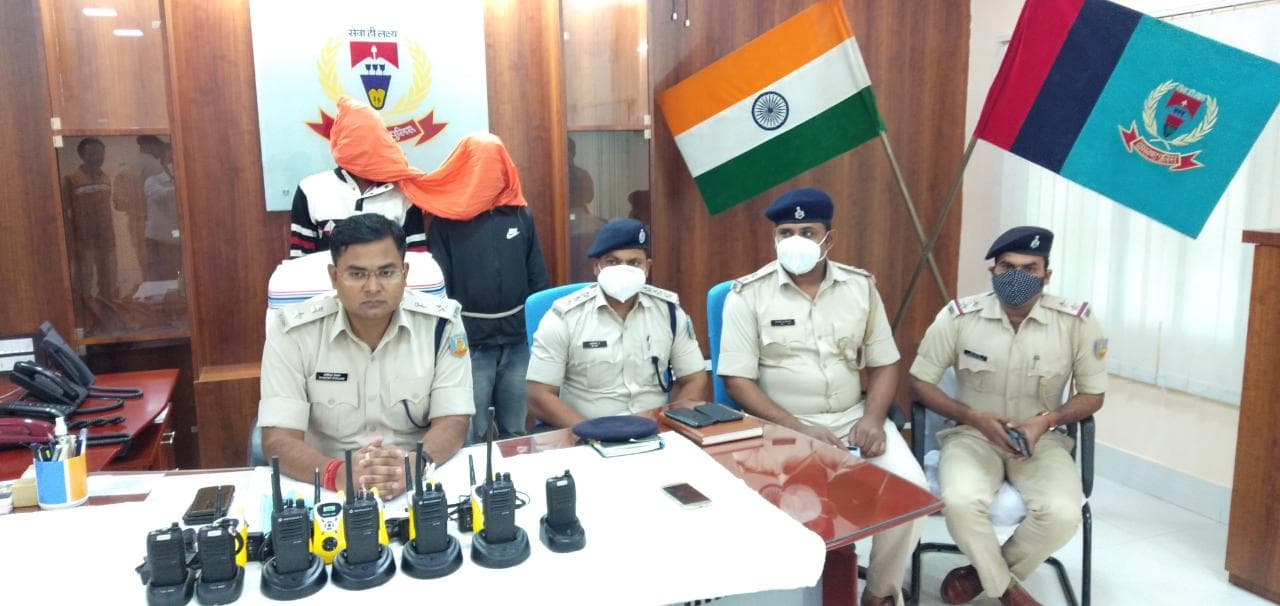 Jharkhand News : नक्सली संगठन TSPC के रिजनल मेंबर आक्रमण गंझू के दो साथी अरेस्ट, 13 वॉकी टॉकी जब्त