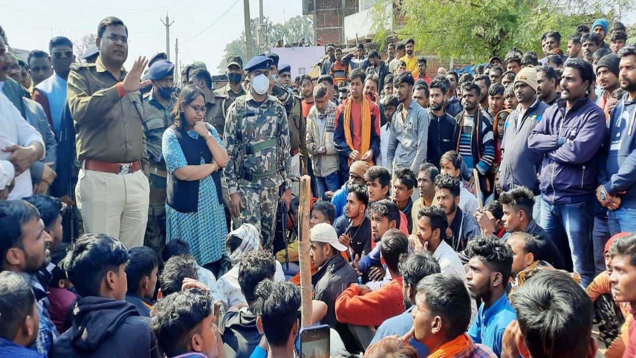 सोशल साइट पर पोस्ट को लेकर इटखोरी में दो पक्षों के बीच मारपीट, विरोध में घंटों किया सड़क जाम