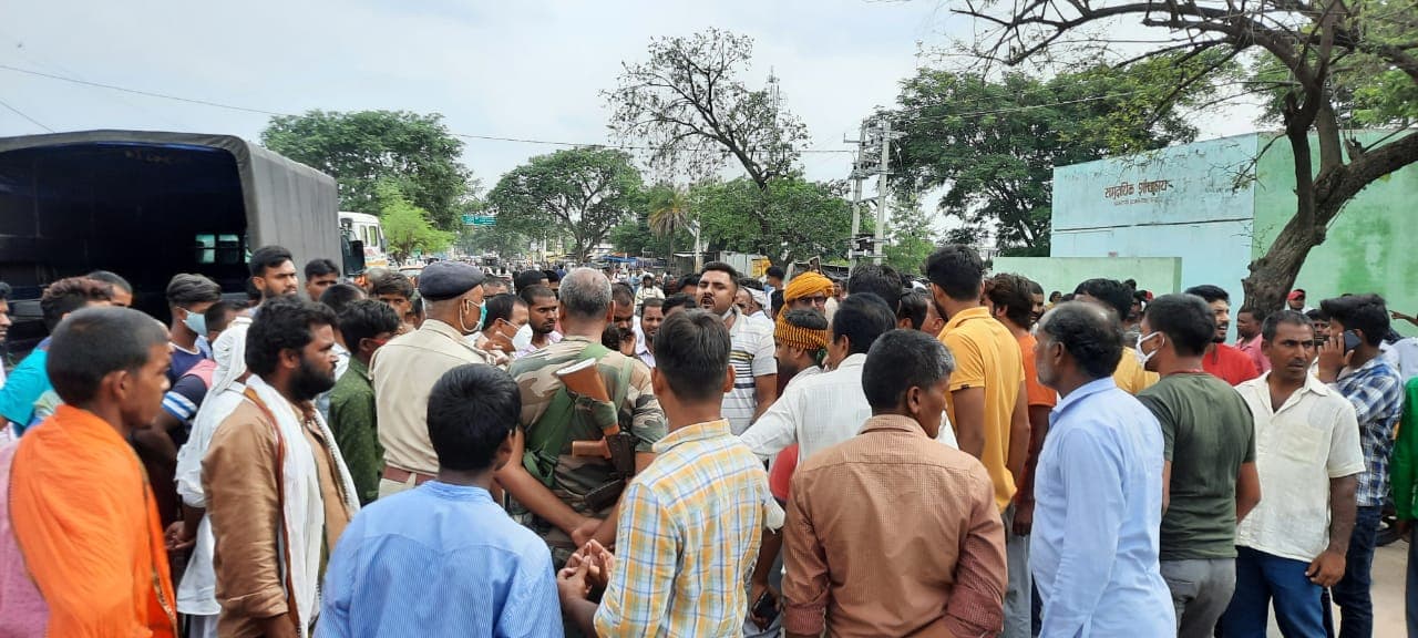 झारखंड के चतरा में ट्रेलर की चपेट में आने से बेटी की मौत, मां घायल, मुआवजे को लेकर सड़क जाम