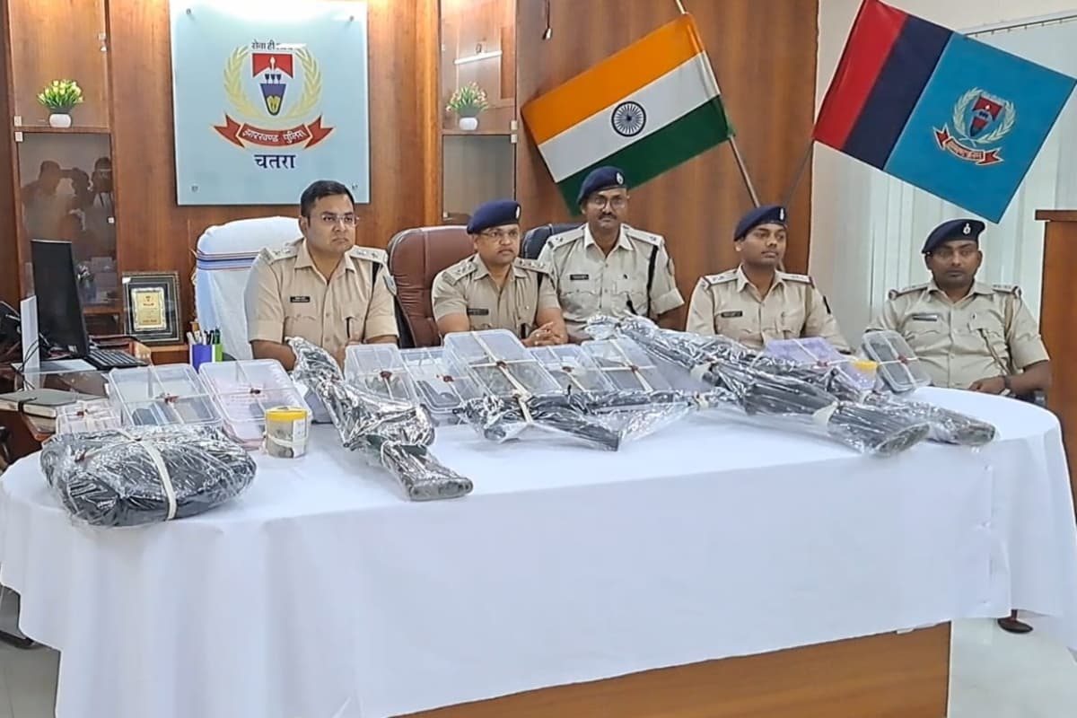 झारखंड: चतरा से नक्सली संगठन टीएसपीसी के दो सबजोनल कमांडर समेत पांच उग्रवादी गिरफ्तार, हथियार व गोलियां बरामद