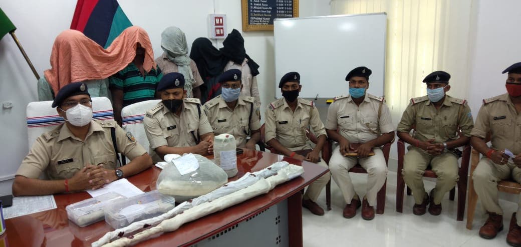 Jharkhand Crime News : चतरा पुलिस ने परमेश्वर हत्याकांड का किया खुलासा, पांच अपराधी हथियार के साथ गिरफ्तार, जेपीसी के पूर्व नक्सलियों ने इसलिए कर दी थी दिनदहाड़े हत्या