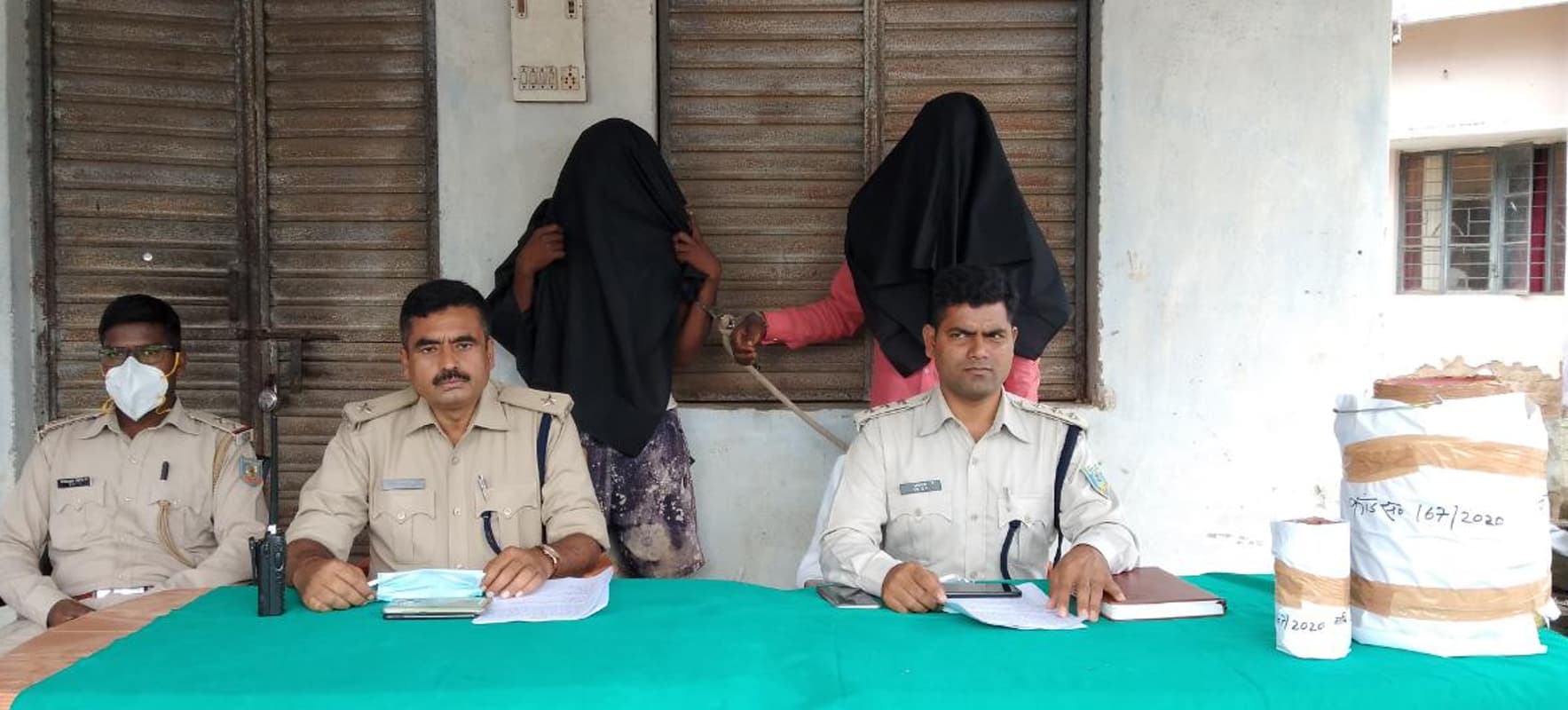 अफीम के अवैध कारोबार के खिलाफ चतरा में सघन अभियान, भारी मात्रा में गीली अफीम के साथ 2 गिरफ्तार