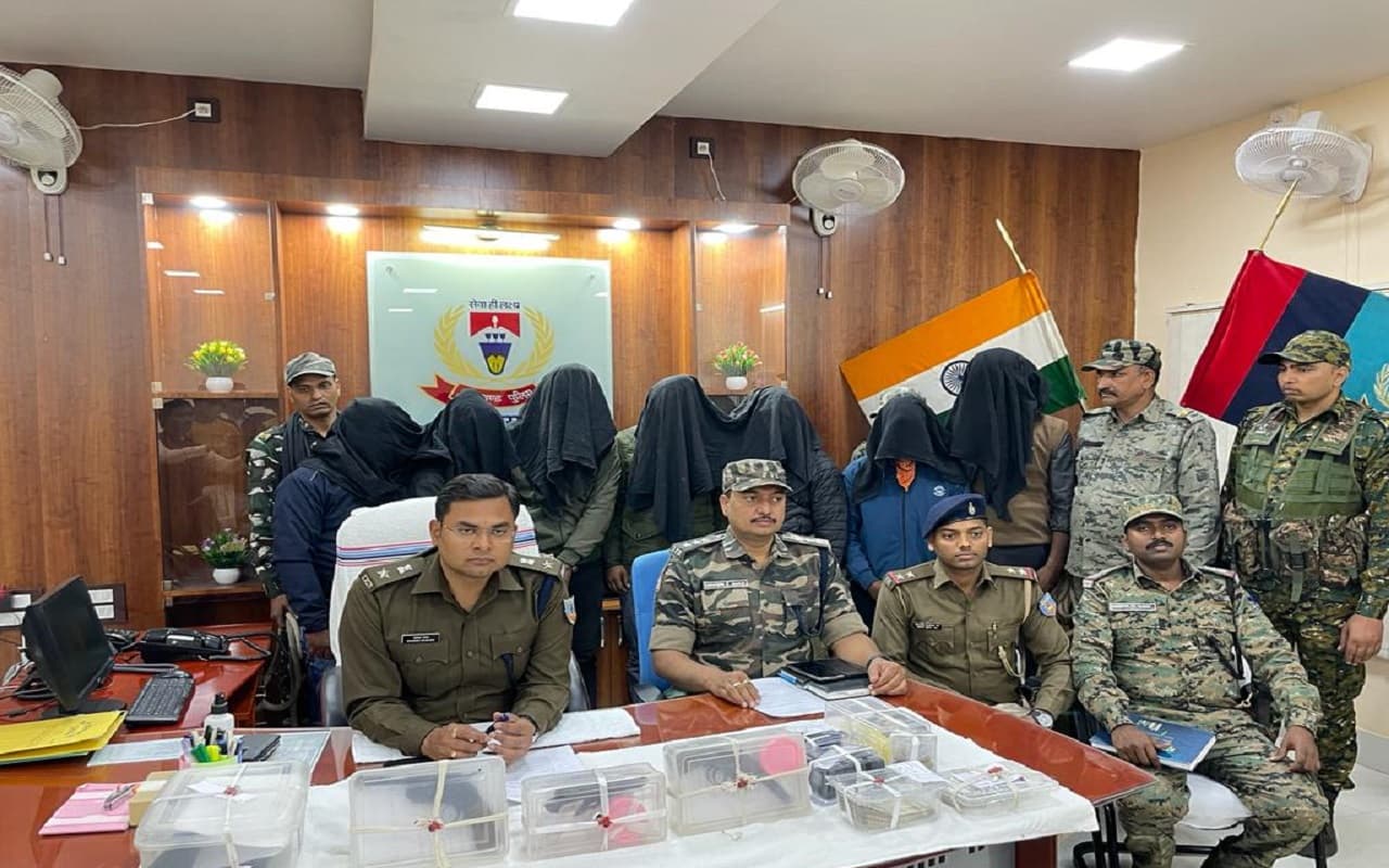 कोयला व्यवसायी के घर फायरिंग मामले का खुलासा, TPC सबजोनल कमांडर समेत 7 नक्सली अरेस्ट, हथियार बरामद